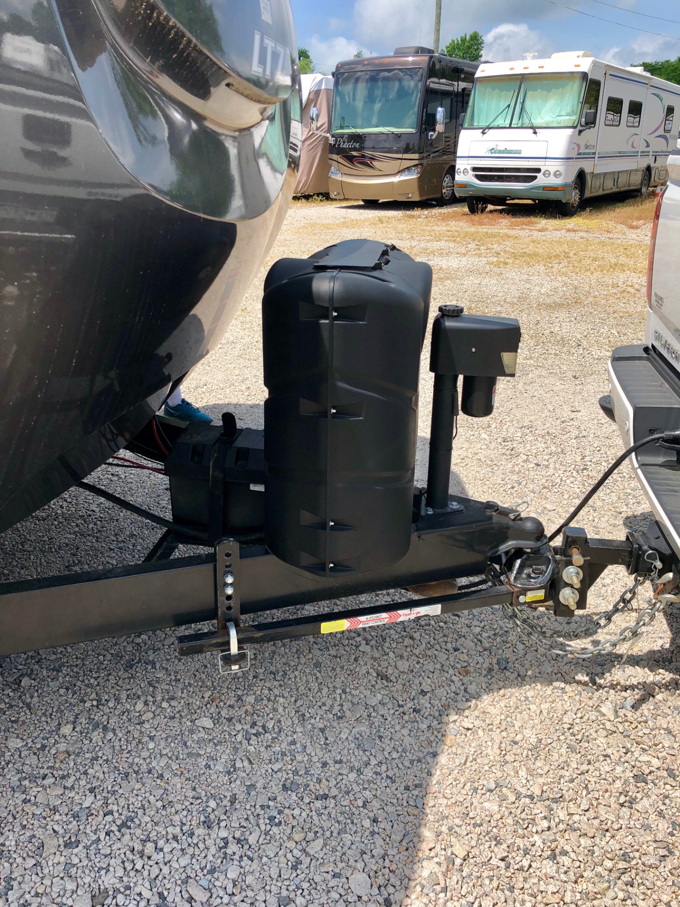 A-frame hitch of the 2018 Heritage Glen LTZ 312QBUD with dual propane tanks and battery box